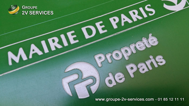 2V SERVICES sort et rentre les poubelles à Paris en région parisienne 