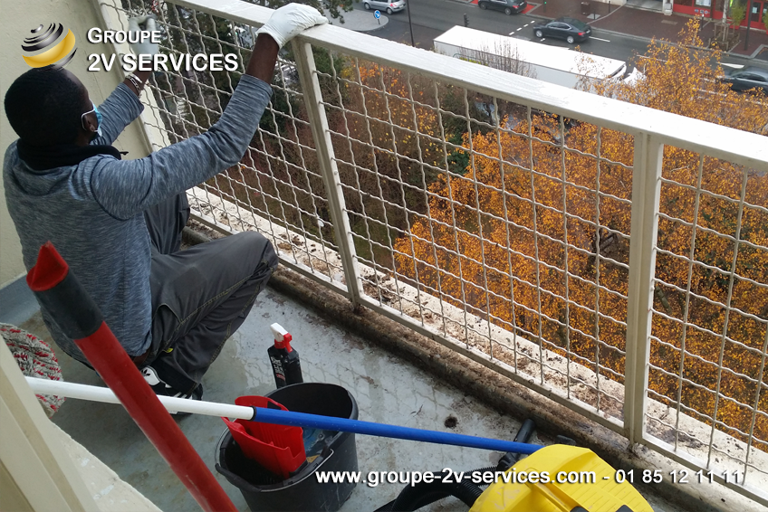 Nettoyage d'un balcon et retrait des fientes d'oiseaux