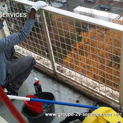 Nettoyage d'un balcon et retrait des fientes d'oiseaux