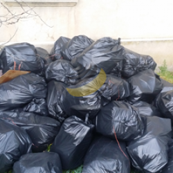 Mise en sac des détritus et autres objets inutiles